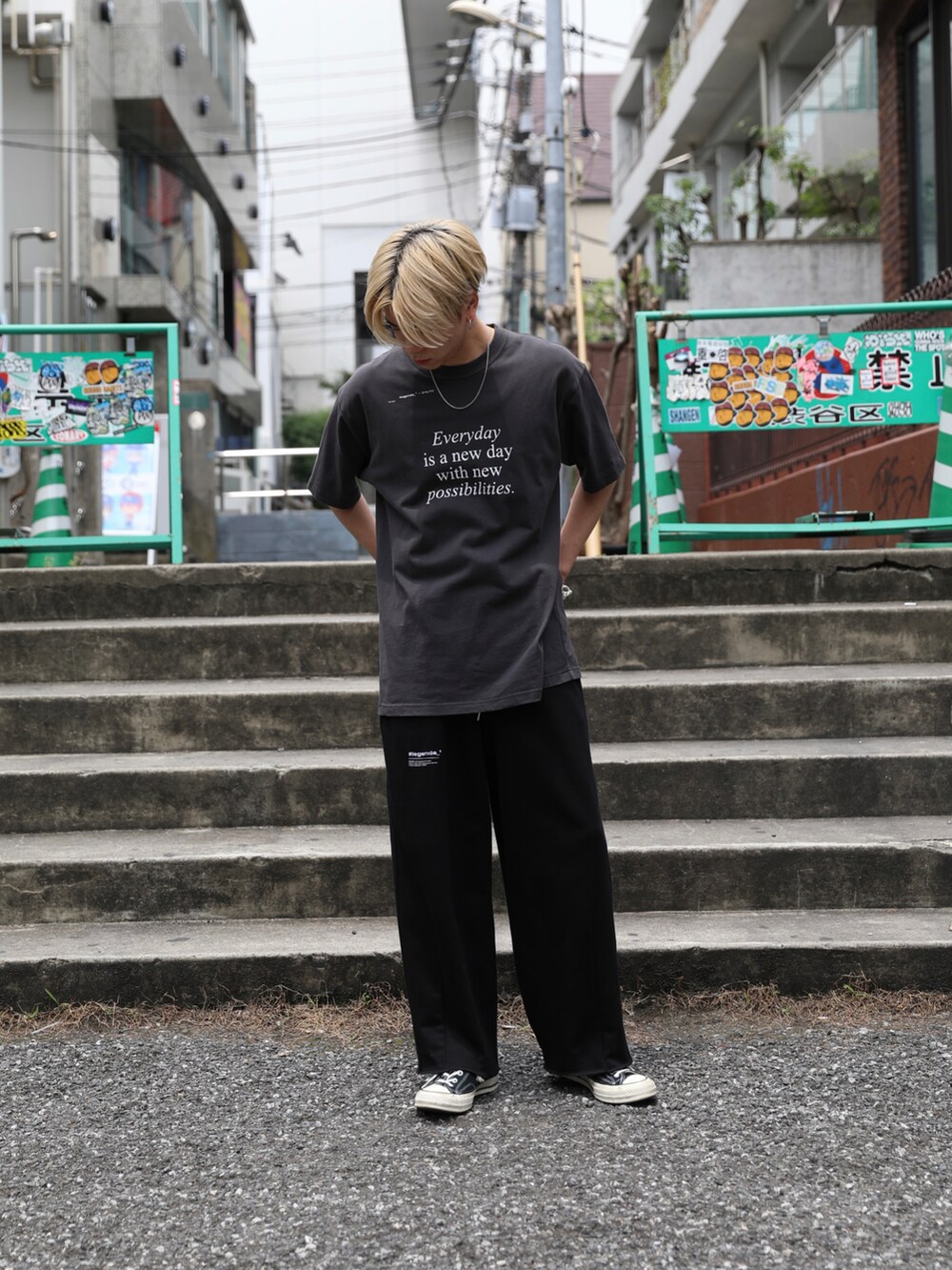 ブラック系のTシャツ/カットソー、グレー系のスウェットパンツを着用したメンズの夏コーディネートの2枚目の写真