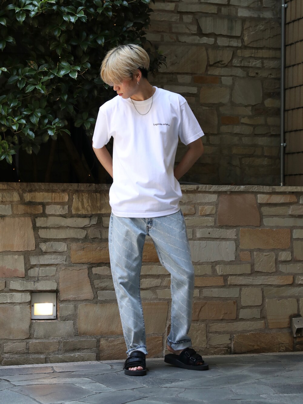 「Tシャツ、デニム、シンプルコーデ、ストリート、ストリートファッション、デニムっていいよね、デニムコーデ」｜「LEGENDAのVenus T-shirt  ＊（Tシャツ/カットソー、ホワイト系）」を使った、LEGENDA_TOKYOさん（メンズ・177cm）の夏コーディネートの2枚目の写真