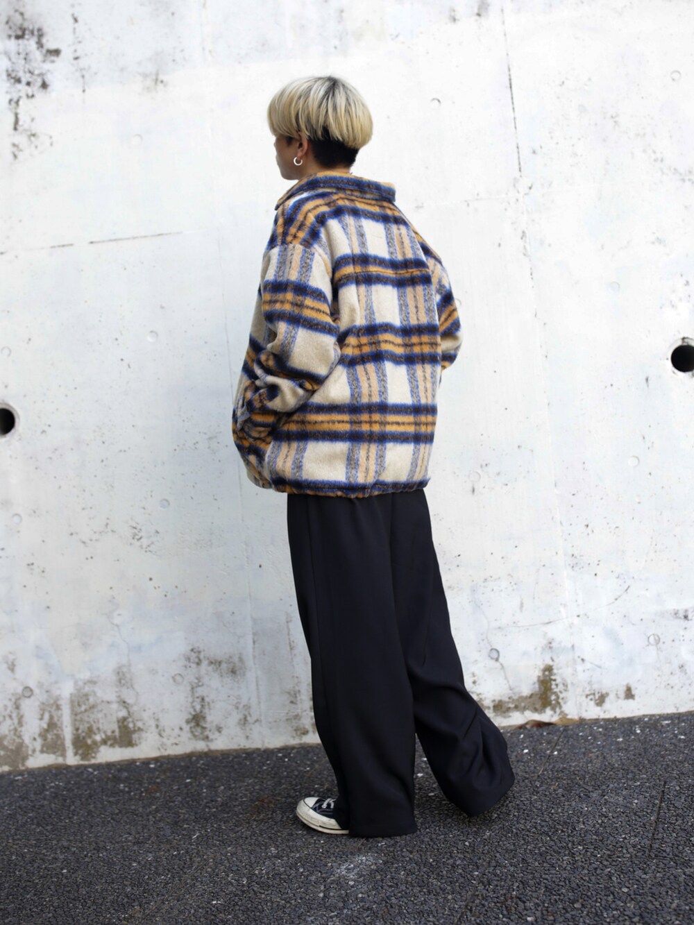 「ストリートコーデ、スニーカーコーデ、チェックシャツ、スラックス、ストリート」｜「LEGENDAのShaggy Check Shirts（シャツ/ブラウス、ベージュ系）」を使った、LEGENDA_TOKYOさん（メンズ・177cm）の秋コーディネートの2枚目の写真