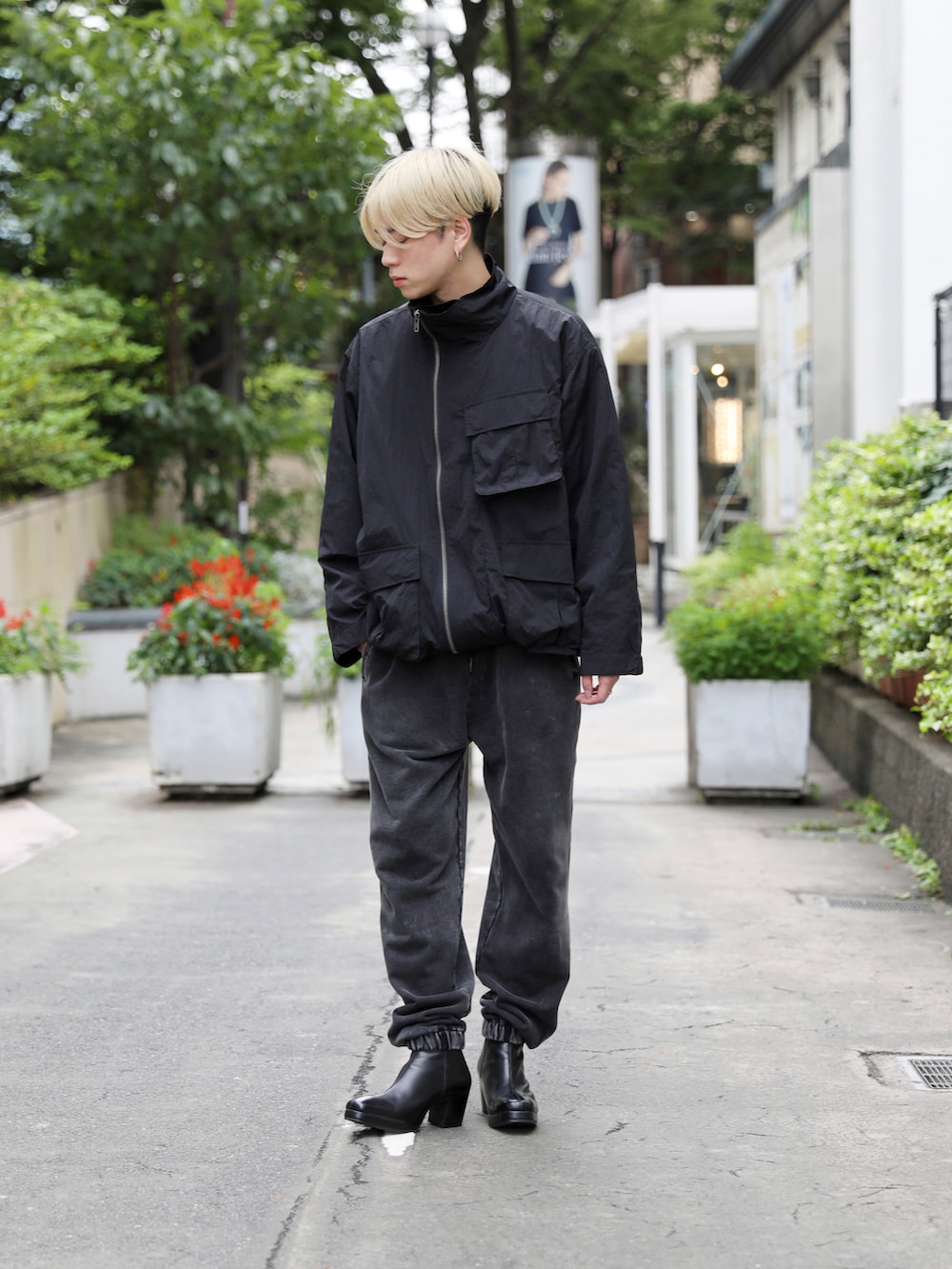 「ナイロンブルゾン、スウェットパンツ、ブラックコーデ、ストリート、モード、キレイめ、秋コーデ」｜「LEGENDAのBack Zip Leather Heel Boots（ブーツ、ブラック系）」を使った、LEGENDA_TOKYOさん（メンズ・177cm）の夏コーディネートの2枚目の写真