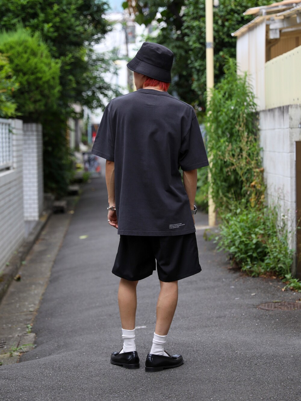 ブラック系のTシャツ/カットソー、ブラック系のその他パンツ、ブラック系のハットを着用したメンズの夏コーディネートの2枚目の写真