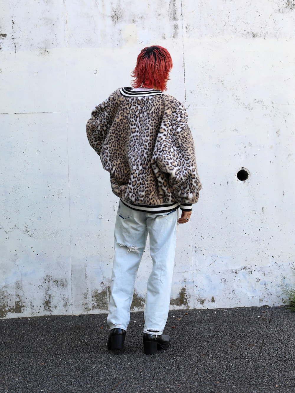 「デニム、ストリート、ファーブルゾン、レオパード、ブーツ」|「LEGENDAのLG Logo Fur Award Jacket(ブルゾン、その他)」を使った、LEGENDA_TOKYOさん(メンズ・177cm)の秋コーディネートの2枚目の写真