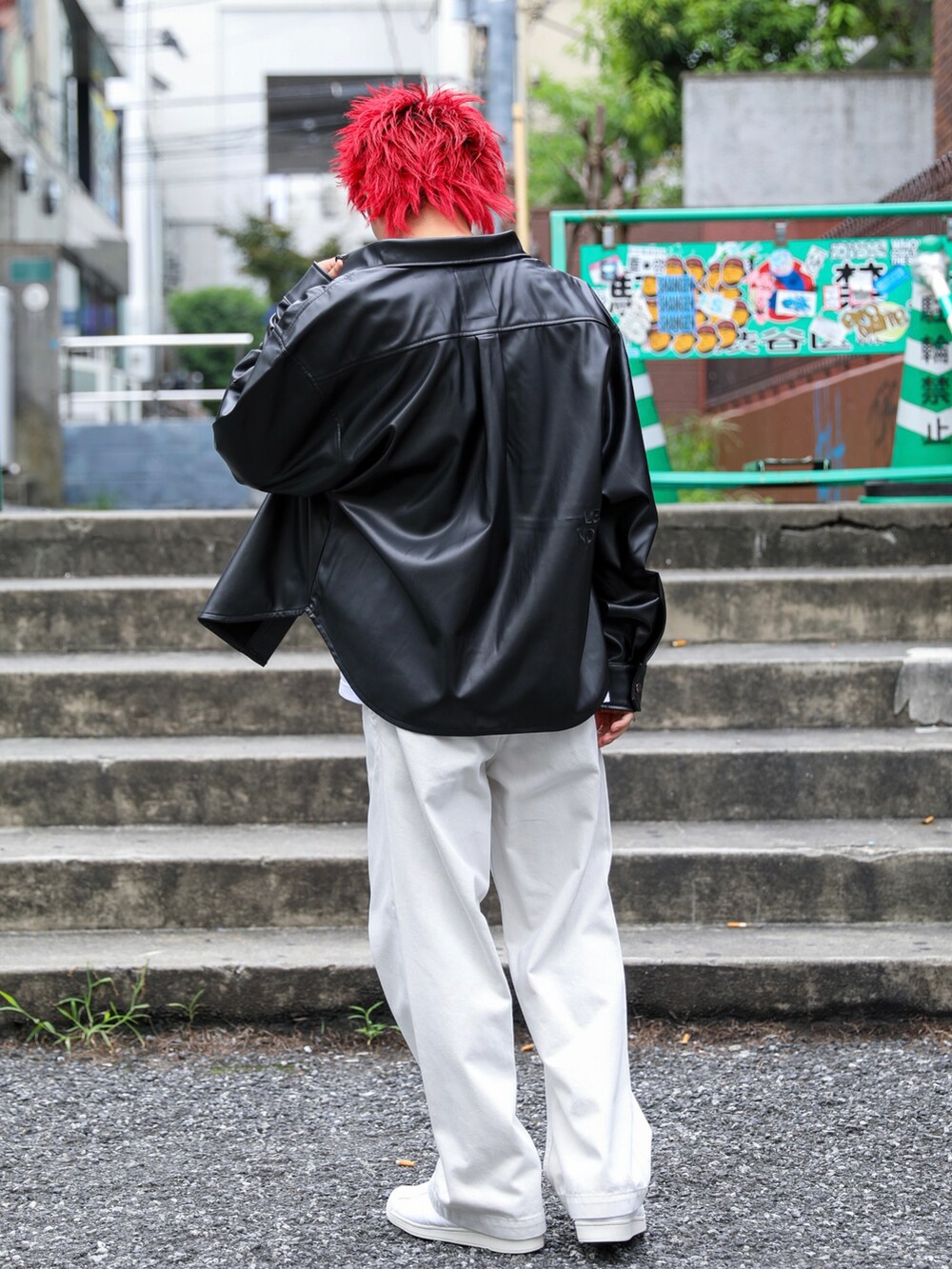 ホワイト系のその他パンツ、ブラック系のシャツ/ブラウス、ホワイト系のTシャツ/カットソーを着用したメンズの夏コーディネートの2枚目の写真