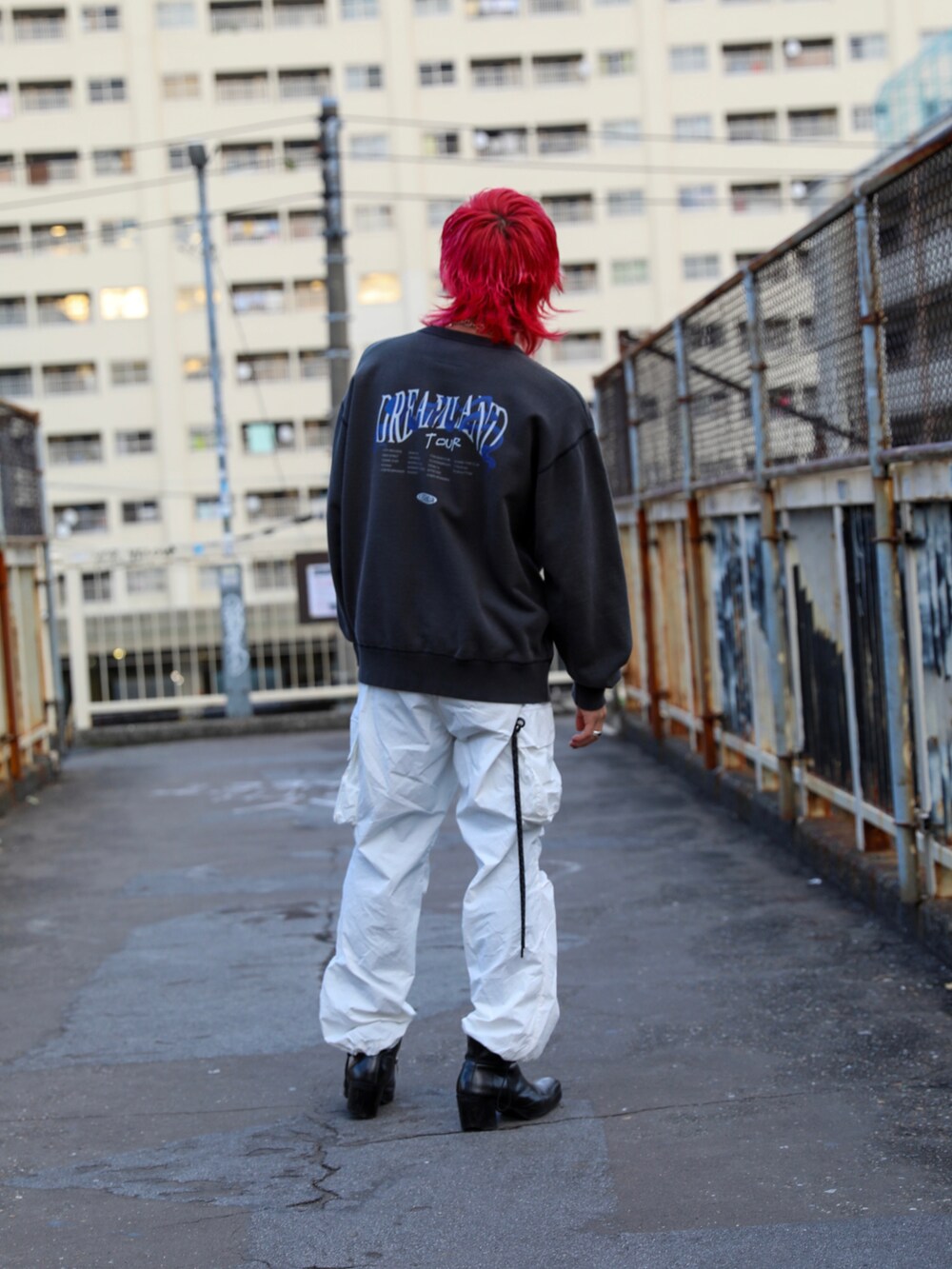 「カジュアルコーデ、ストリートコーデ、スウェット、ナイロンパンツ」｜「LEGENDAのDREAMLAND TOUR Frost Sweatshirt（スウェット、ブラック系）」を使った、LEGENDA_TOKYOさん（メンズ・177cm）の冬コーディネートの2枚目の写真