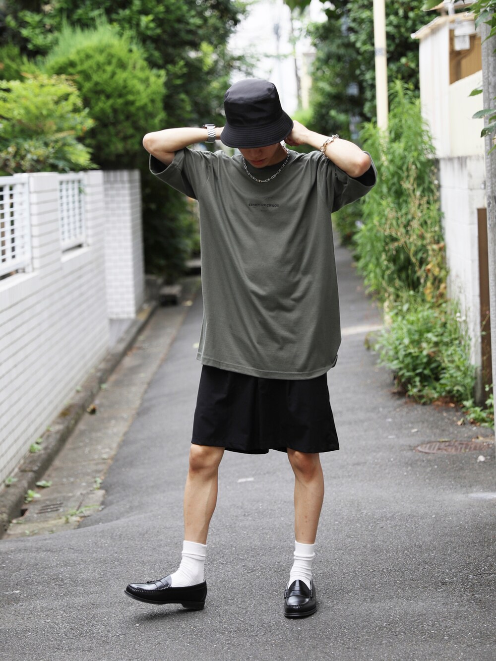 「夏コーデ、シンプル、Tシャツ、ショーツ、オーバーサイズ、ストリート」｜「LEGENDAのアイテム（Tシャツ/カットソー、ブラウン系）」を使った、LEGENDA_TOKYOさん（メンズ・177cm）の夏コーディネートの2枚目の写真
