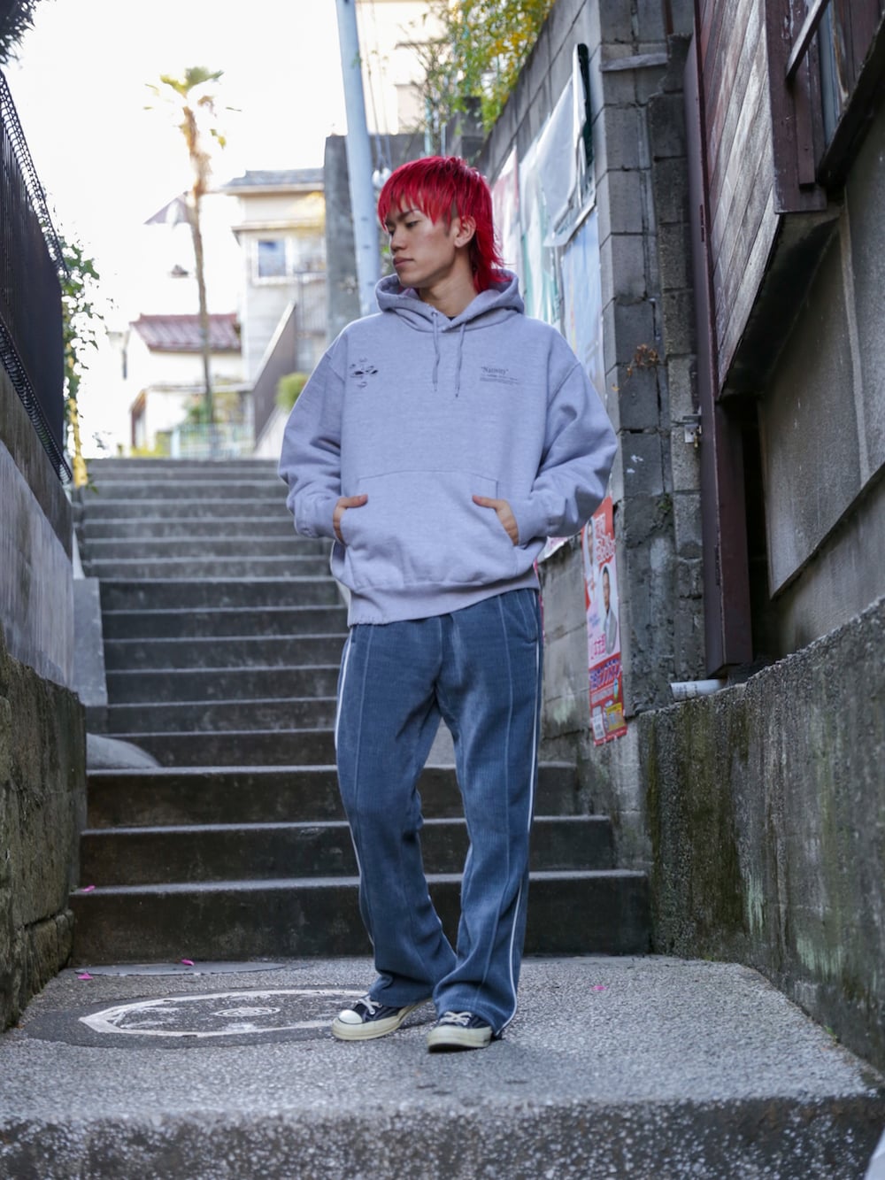 「シンプルコーデ、ストリート、パーカー、コーデュロイ、ダメージ、フレアパンツ」｜「LEGENDAのレジェンダ The Nativity デストロイド フーディー / LEGENDA The Nativity Destroyed Hoodie（パーカー、グレー系）」を使った、LEGENDA_TOKYOさん（メンズ・177cm）の冬コーディネートの2枚目の写真
