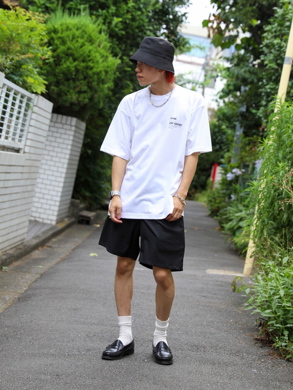 「リラックススタイル、モノトーン、夏コーデ、ストリート、Tシャツコーデ」|「LEGENDAのアイテム(Tシャツ/カットソー、ホワイト系)」を使った、LEGENDA_TOKYOさん(メンズ・177cm)の夏コーディネートの2枚目の写真