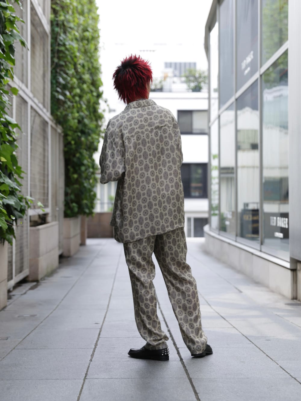 ベージュ系のシャツ/ブラウス、ベージュ系のスラックス、ブラウン系のローファーを着用したメンズの夏コーディネートの2枚目の写真