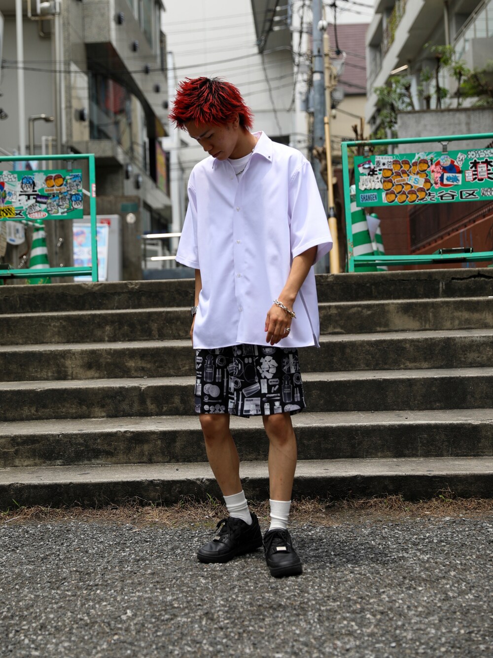 ホワイト系のシャツ/ブラウス、ホワイト系のその他パンツを着用したメンズの夏コーディネートの2枚目の写真