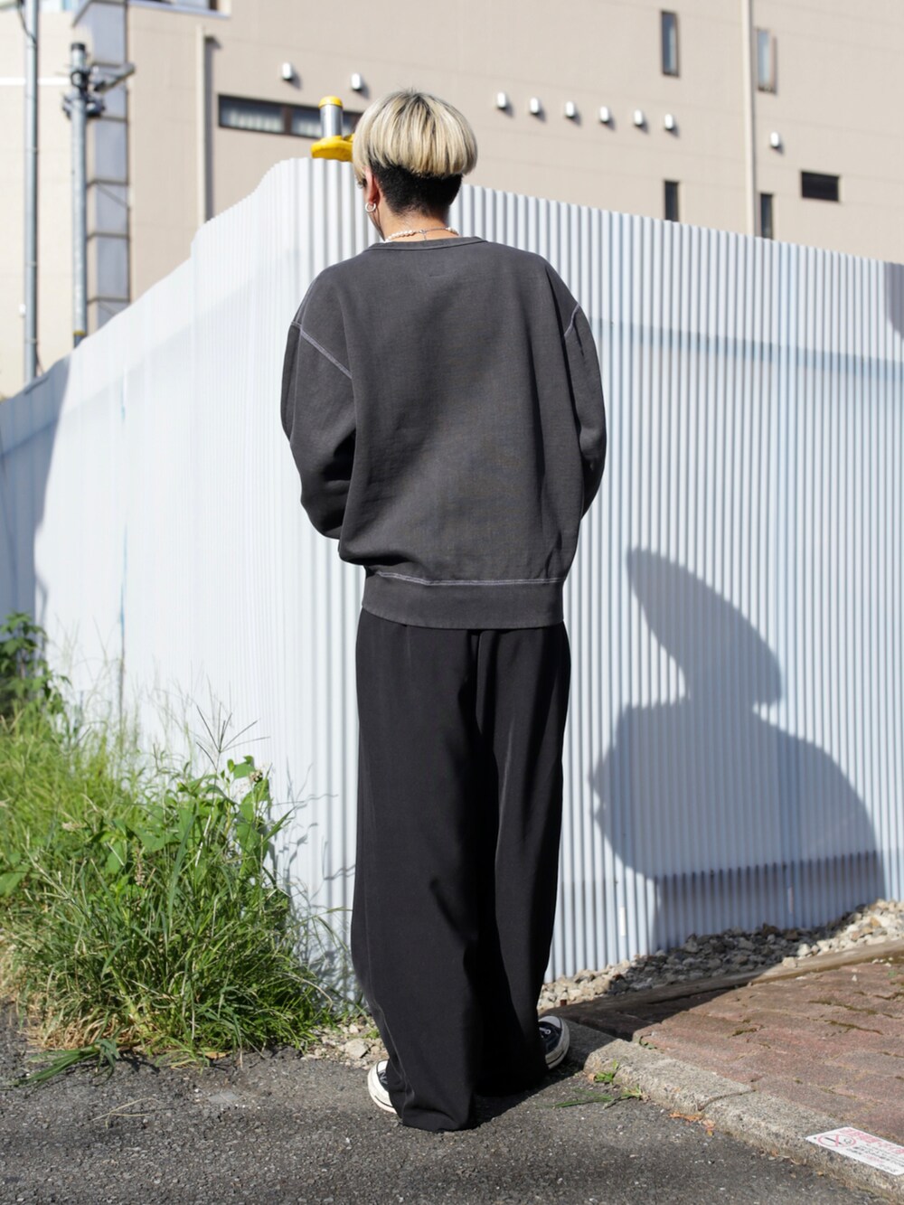 「ビッグシルエット、スラックスパンツ、ピグメント、used加工、ストリートコーデ、ワイドパンツ」｜「LEGENDAのDiana Pigment Sweat Shirts（スウェット、ブラック系）」を使った、LEGENDA_TOKYOさん（メンズ・177cm）の秋コーディネートの2枚目の写真
