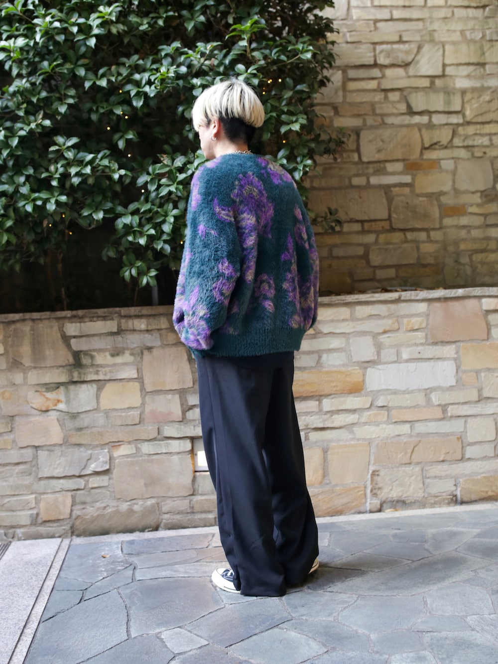 「秋冬コーデ、カーディガン、ストリート、カジュアル、ビッグシルエット」|「LEGENDAのFlower Pattern Shaggy Knit Cardigan(カーディガン/ボレロ、グリーン系)」を使った、LEGENDA_TOKYOさん(メンズ・177cm)の秋コーディネートの2枚目の写真