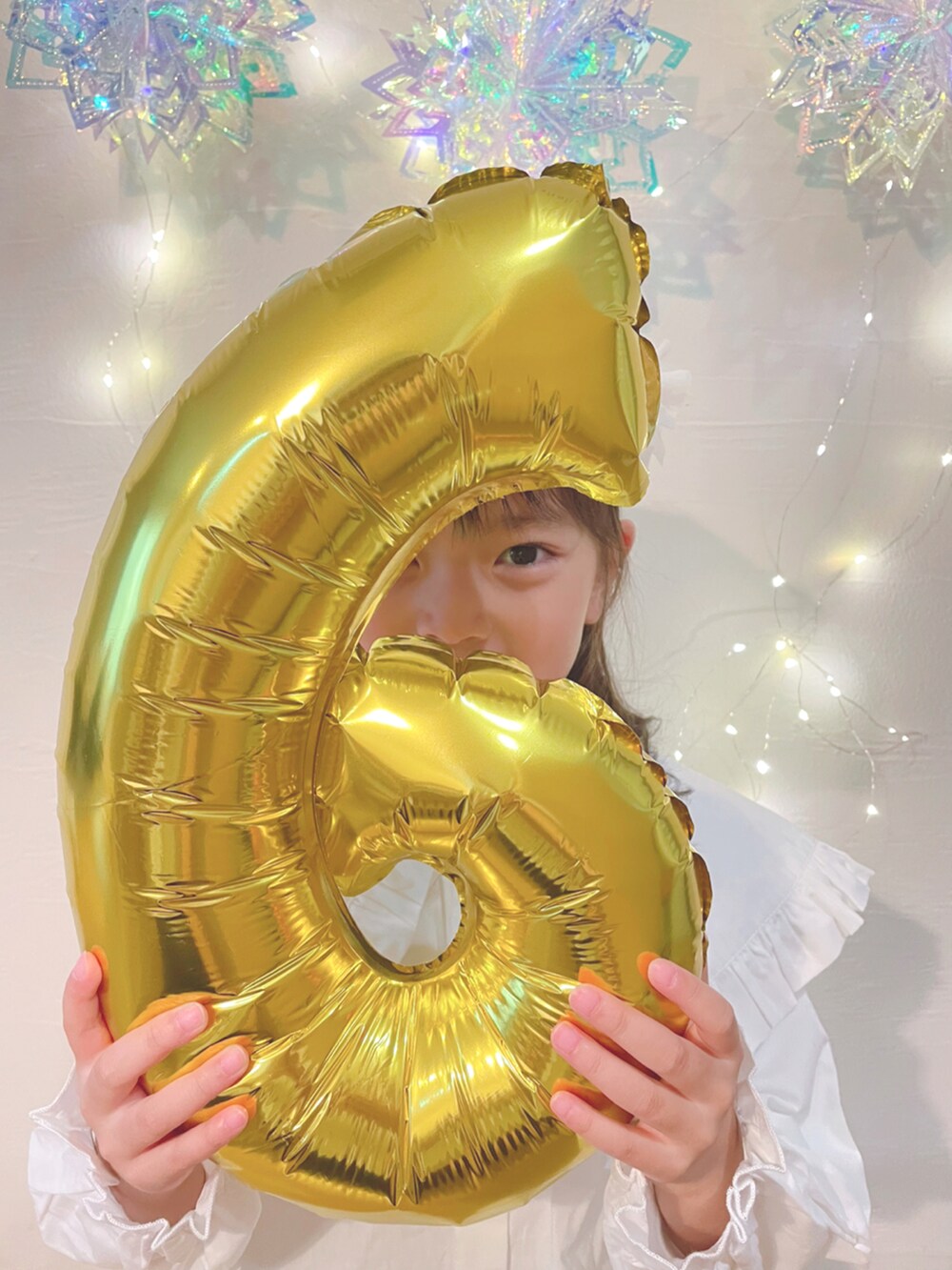 ホワイト系のシャツ/ブラウスを着用したキッズの秋コーディネートの2枚目の写真