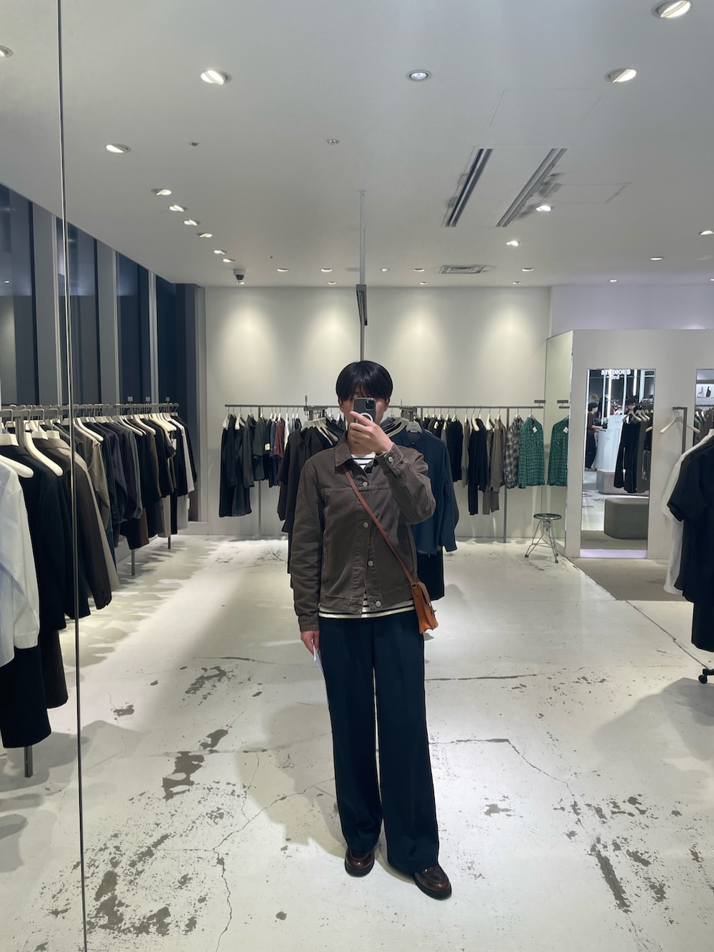 ブラウン系のデニムジャケット、その他のTシャツ/カットソー、ホワイト系のショルダーバッグを着用したメンズの春コーディネートの3枚目の写真