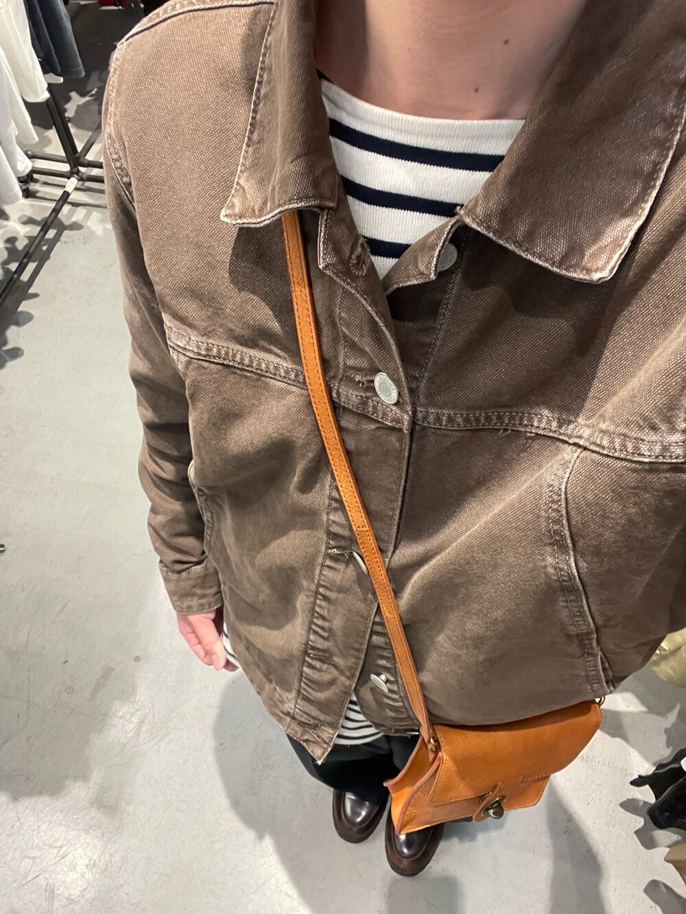 ブラウン系のデニムジャケット、その他のTシャツ/カットソー、ホワイト系のショルダーバッグを着用したメンズの春コーディネートの2枚目の写真
