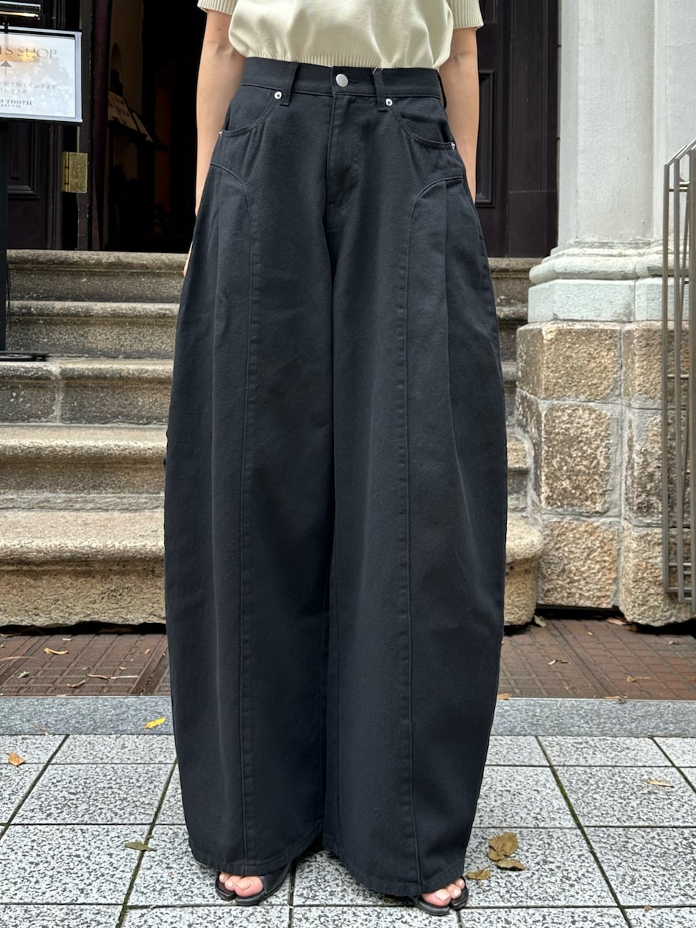 ベージュ系のTシャツ/カットソー、ブラック系のパンツを着用したレディースの夏コーディネートの4枚目の写真