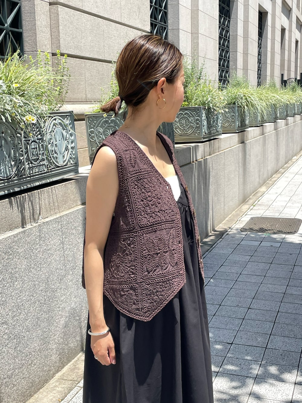 ブラック系のワンピース/ドレス、ブラック系のベストを着用したレディースの夏コーディネートの2枚目の写真