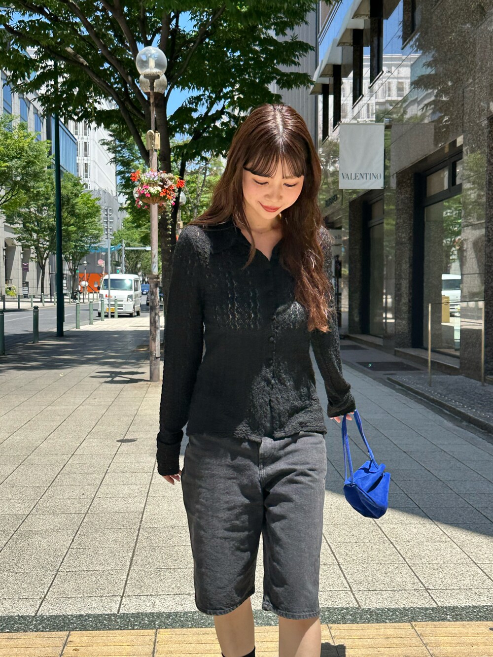 ブラック系のTシャツ/カットソーを着用したレディースの春コーディネートの3枚目の写真