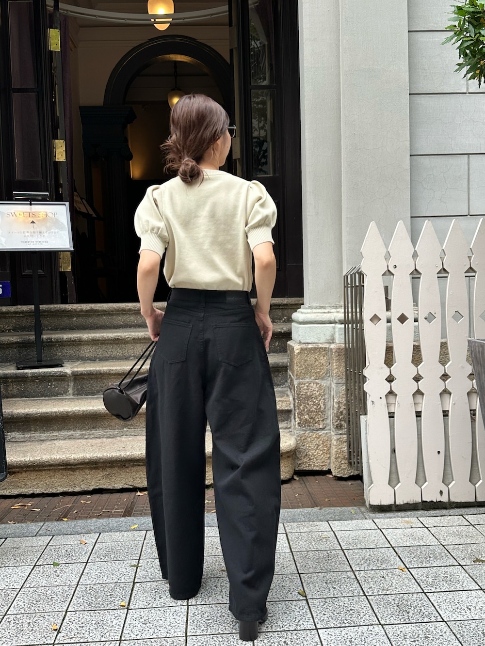 ベージュ系のTシャツ/カットソー、ブラック系のパンツを着用したレディースの夏コーディネートの5枚目の写真