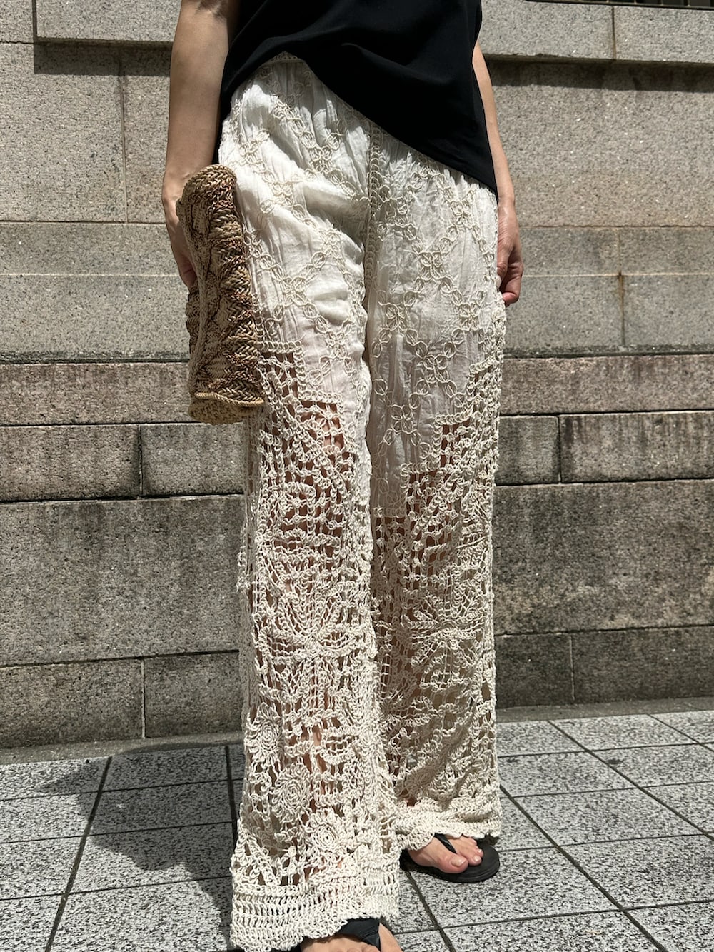 ブラック系のTシャツ/カットソー、ベージュ系のパンツを着用したレディースの夏コーディネートの3枚目の写真