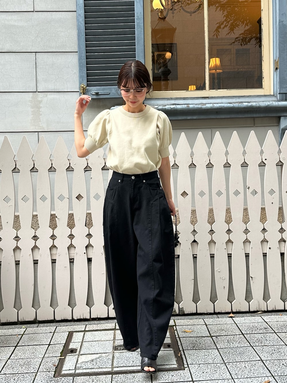 ベージュ系のTシャツ/カットソー、ブラック系のパンツを着用したレディースの夏コーディネートの2枚目の写真