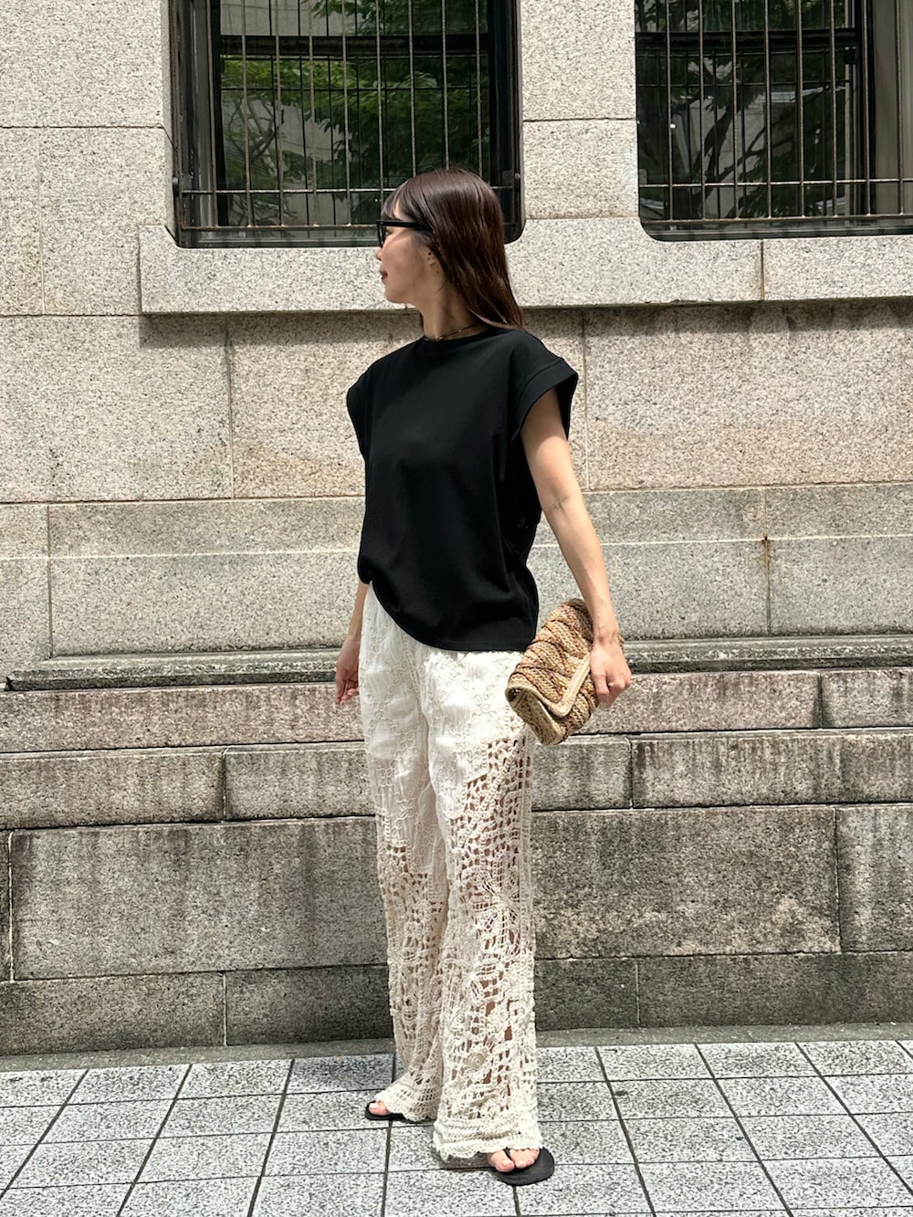 ブラック系のTシャツ/カットソー、ベージュ系のパンツを着用したレディースの夏コーディネートの2枚目の写真