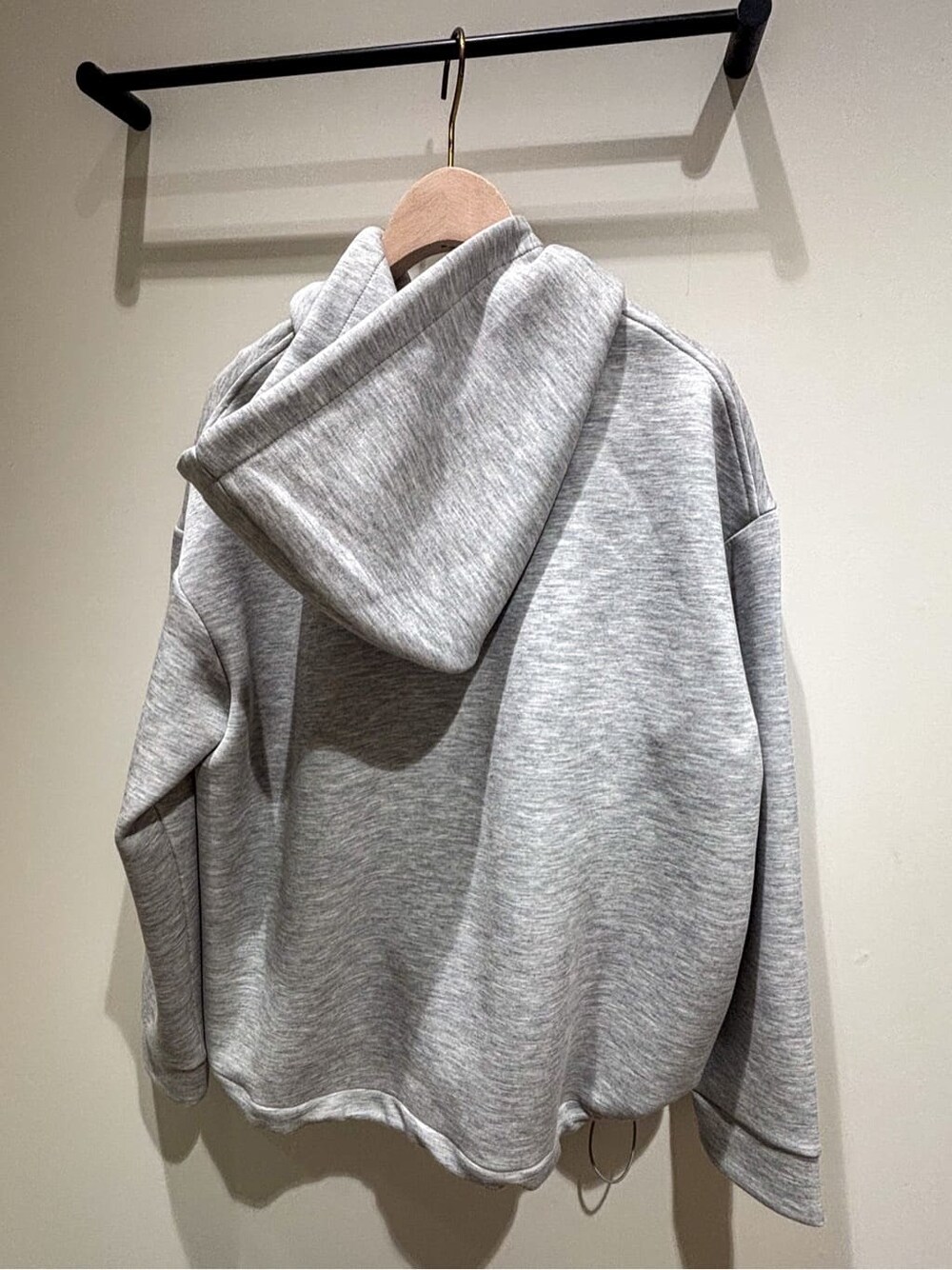 ブルー系のブルゾン、ベージュ系のブルゾン、グレー系のブルゾンを着用したレディースの春コーディネートの4枚目の写真