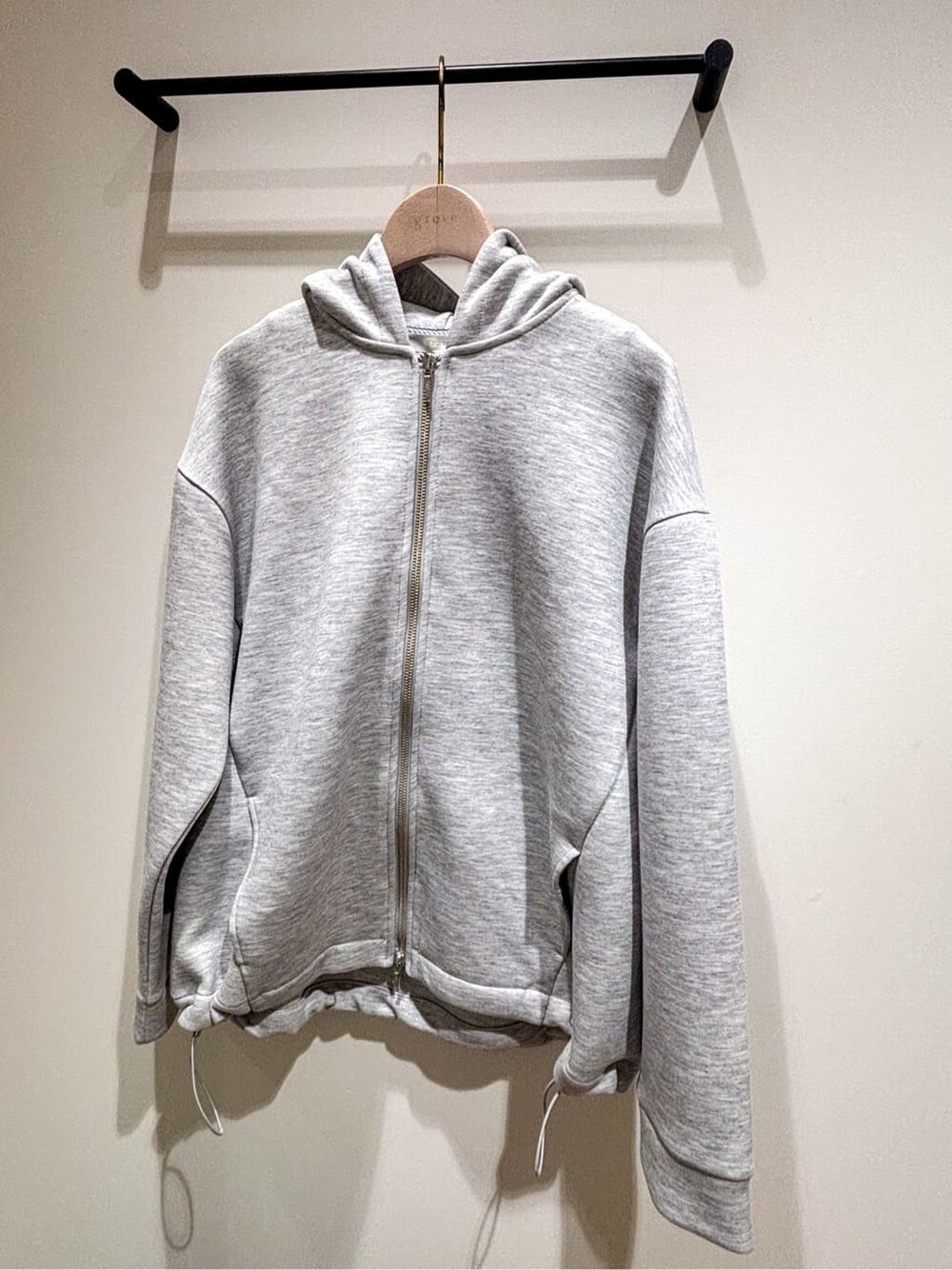 ブルー系のブルゾン、ベージュ系のブルゾン、グレー系のブルゾンを着用したレディースの春コーディネートの3枚目の写真