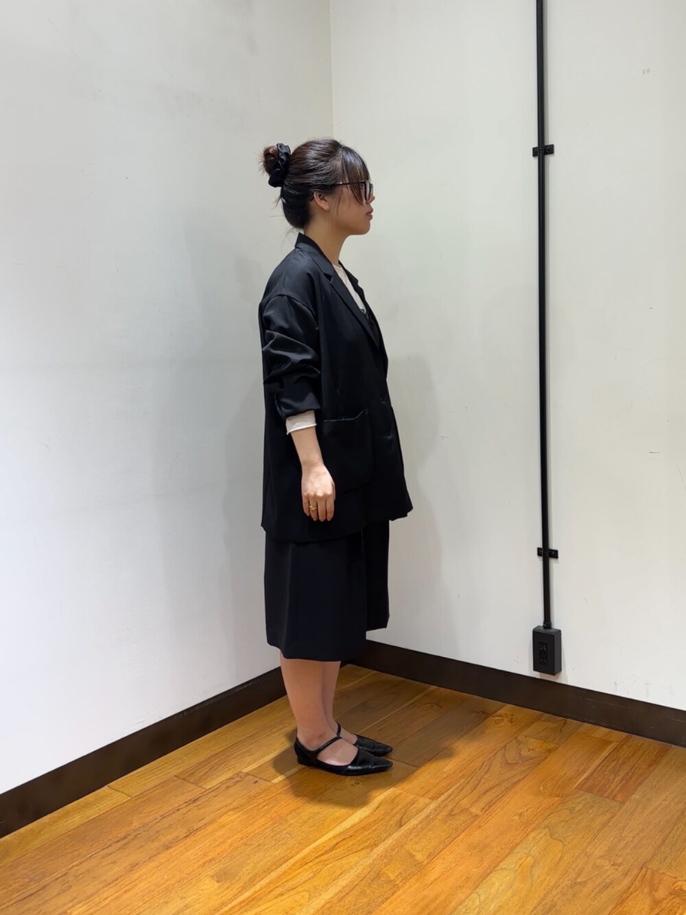 ブラック系のキャミソール、ブラック系のその他アウター、ホワイト系のTシャツ/カットソーを着用したレディースの夏コーディネートの2枚目の写真