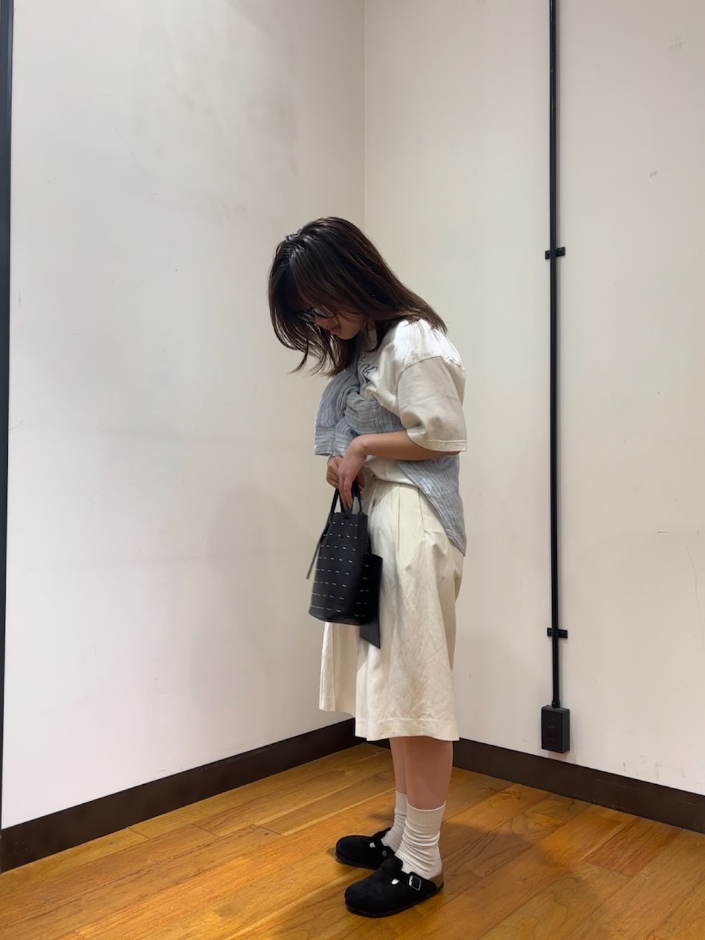 ブルー系のシャツ/ブラウス、ブルー系のTシャツ/カットソー、ブラック系のサンダルを着用したレディースの春コーディネートの3枚目の写真