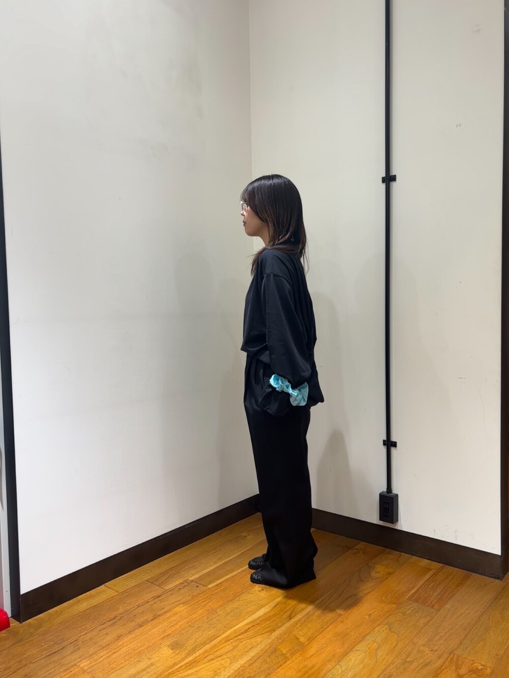 ブラック系のTシャツ/カットソー、ブラック系のその他パンツ、ブラック系のローファーを着用したレディースの夏コーディネートの4枚目の写真