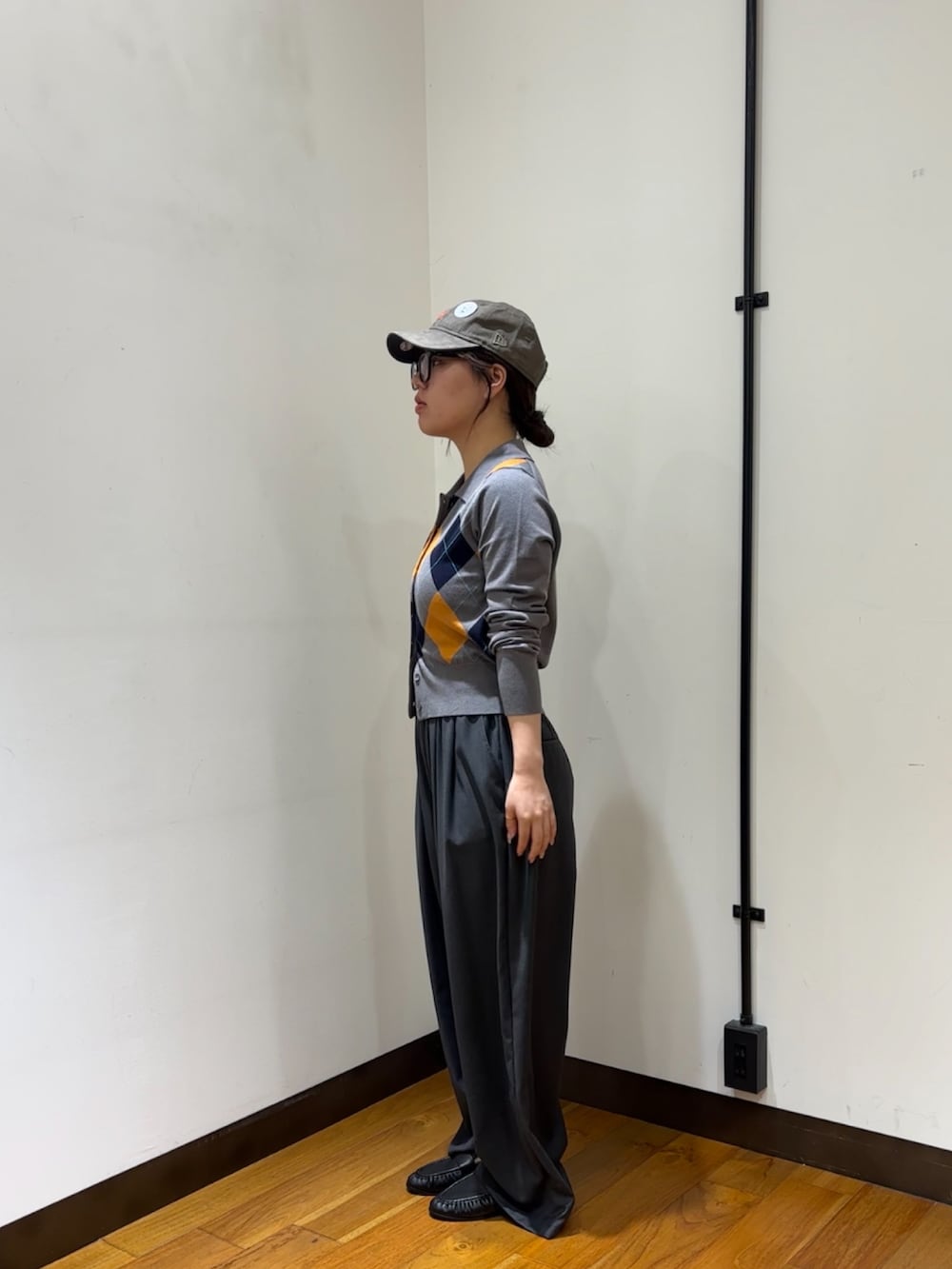グレー系のカーディガン/ボレロ、グレー系のその他パンツ、ブラック系のローファーを着用したレディースの秋コーディネートの4枚目の写真
