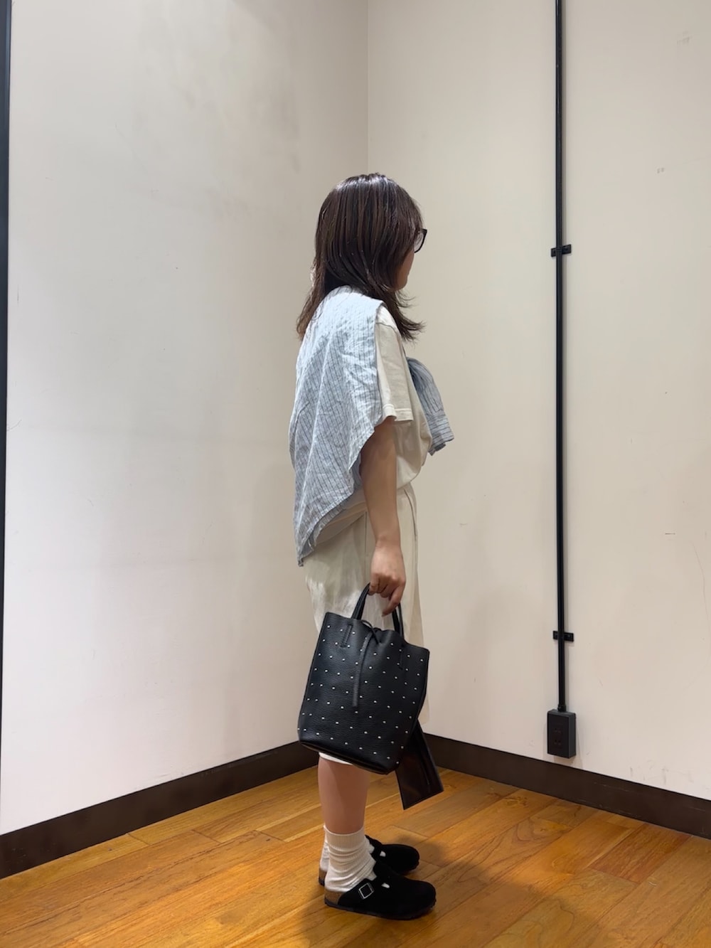 ブルー系のシャツ/ブラウス、ブルー系のTシャツ/カットソー、ブラック系のサンダルを着用したレディースの春コーディネートの2枚目の写真