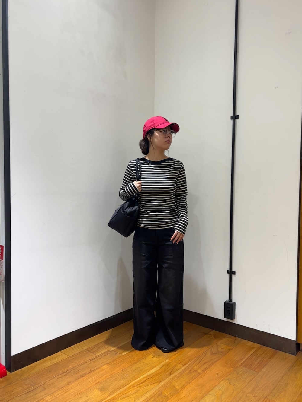 ブラック系のTシャツ/カットソー、ブラック系のデニムパンツ、ブラック系のローファーを着用したレディースの夏コーディネートの2枚目の写真