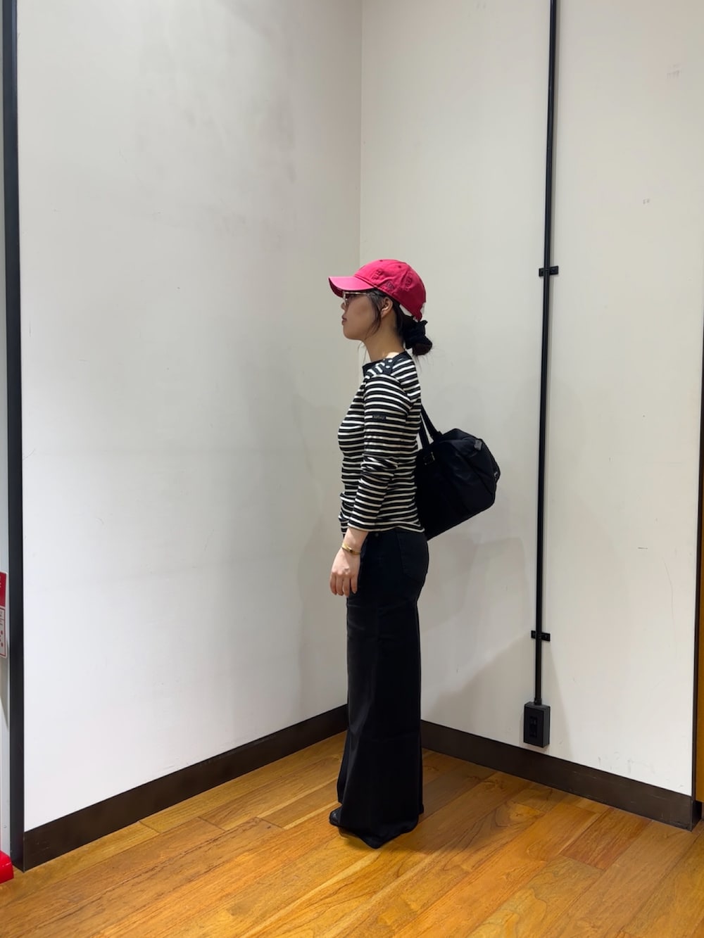ブラック系のTシャツ/カットソー、ブラック系のデニムパンツ、ブラック系のローファーを着用したレディースの夏コーディネートの5枚目の写真