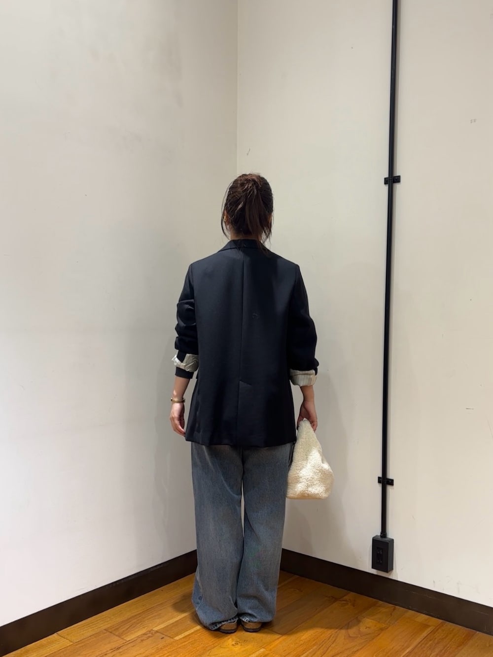 グレー系のカーディガン/ボレロ、ブラック系のその他アウター、ブルー系のデニムパンツを着用したレディースの秋コーディネートの3枚目の写真