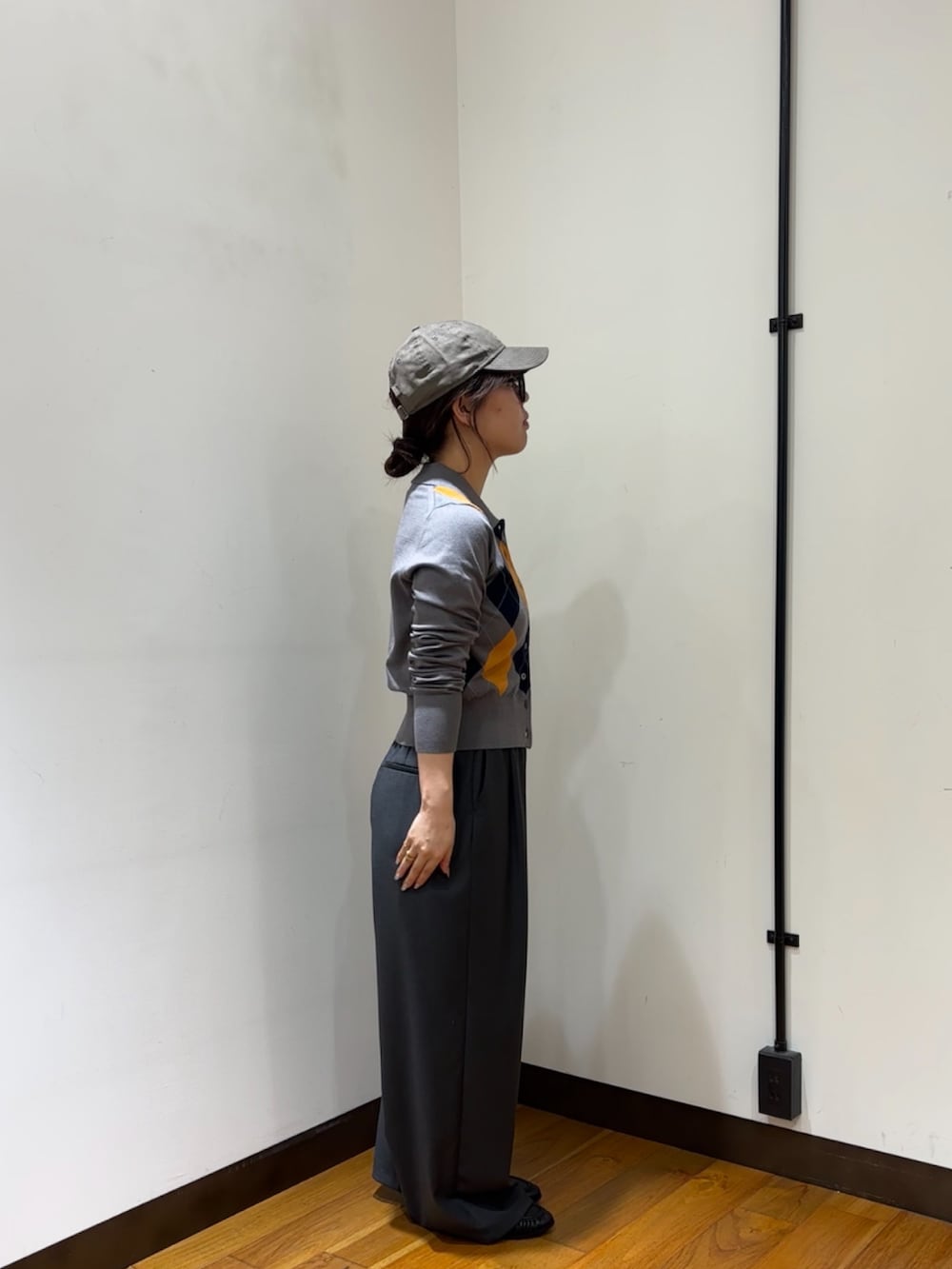 グレー系のカーディガン/ボレロ、グレー系のその他パンツ、ブラック系のローファーを着用したレディースの秋コーディネートの2枚目の写真