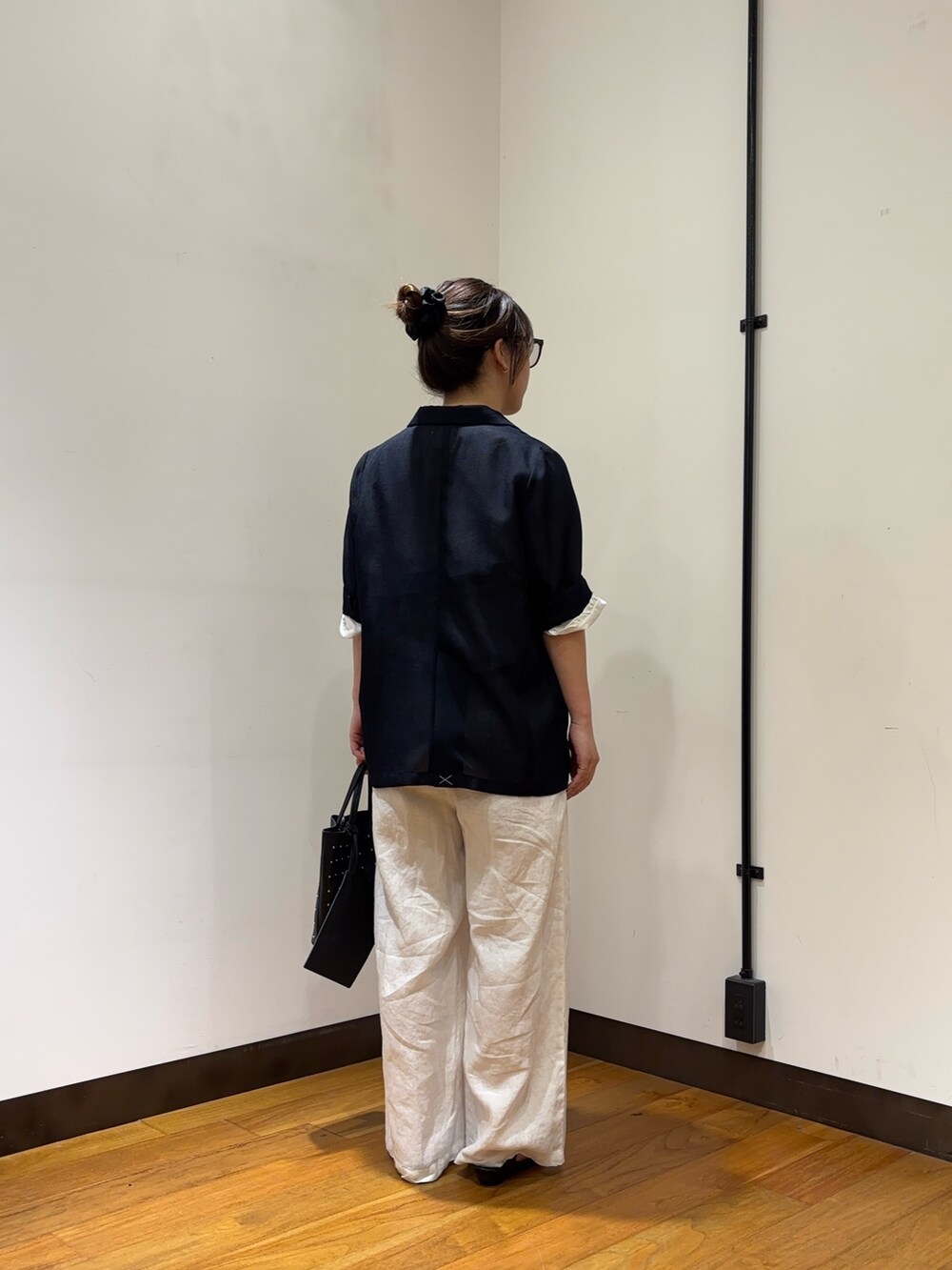 ホワイト系のTシャツ/カットソー、ブルー系のその他アウター、ホワイト系のその他パンツを着用したレディースの春コーディネートの4枚目の写真