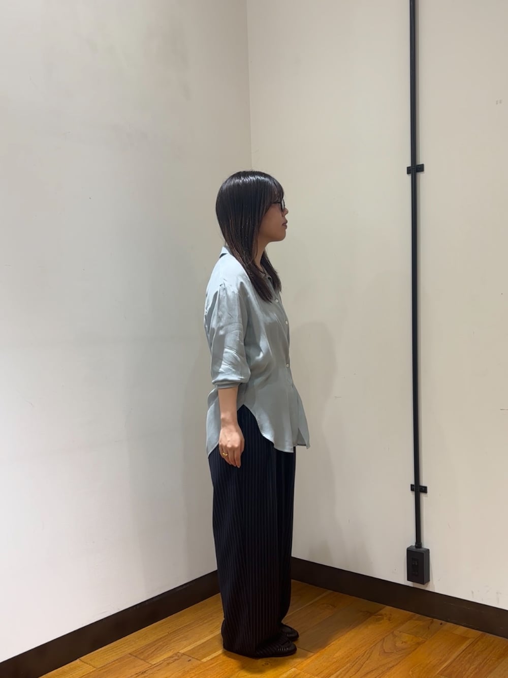 ブルー系のシャツ/ブラウス、ブルー系のその他パンツ、ブラック系のローファーを着用したレディースの秋コーディネートの2枚目の写真