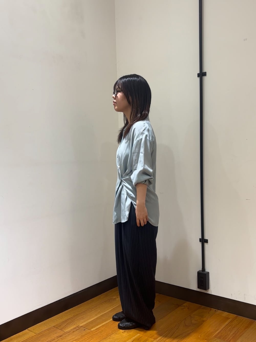 ブルー系のシャツ/ブラウス、ブルー系のその他パンツ、ブラック系のローファーを着用したレディースの秋コーディネートの4枚目の写真
