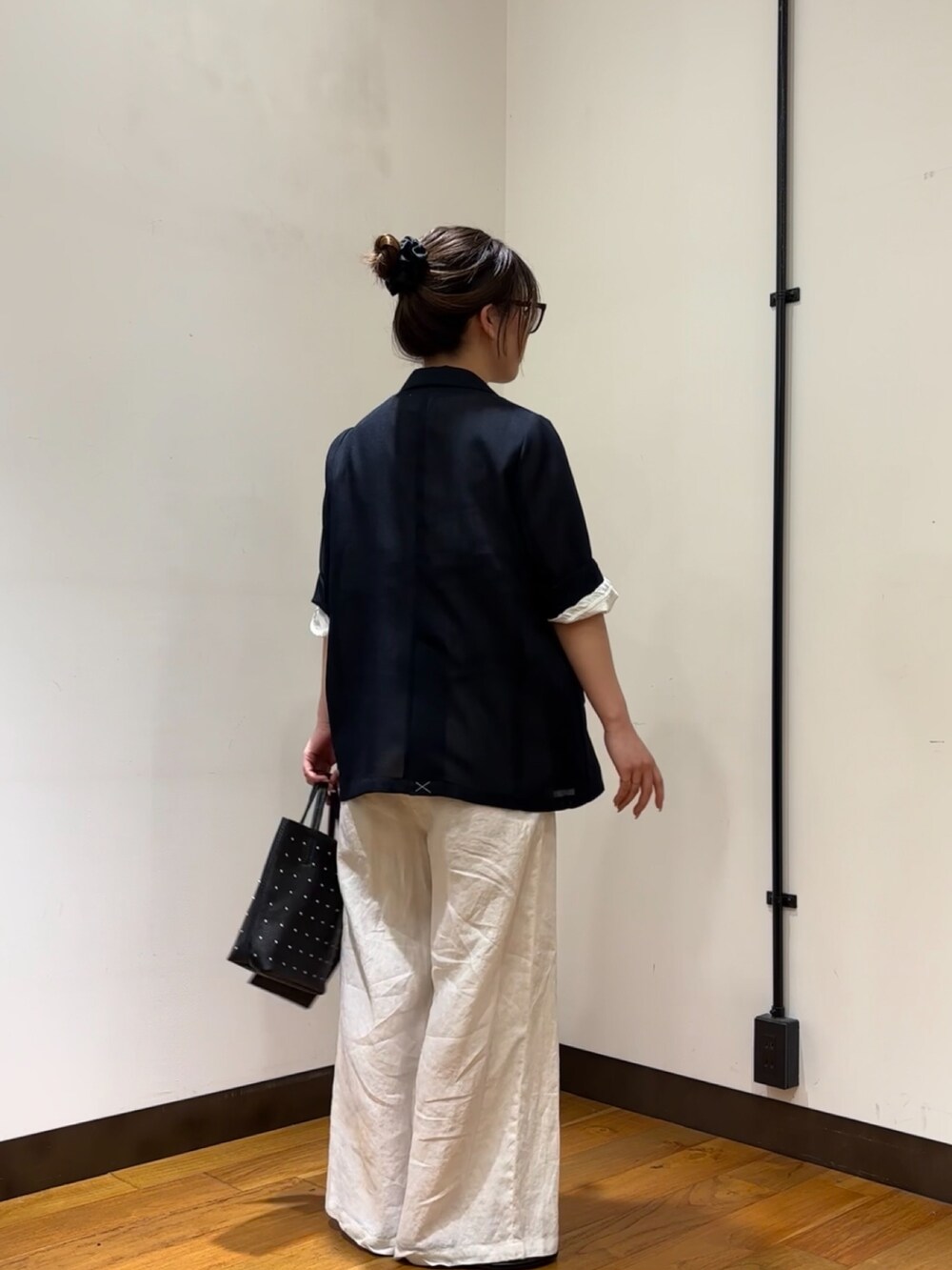 ホワイト系のTシャツ/カットソー、ブルー系のその他アウター、ホワイト系のその他パンツを着用したレディースの春コーディネートの3枚目の写真