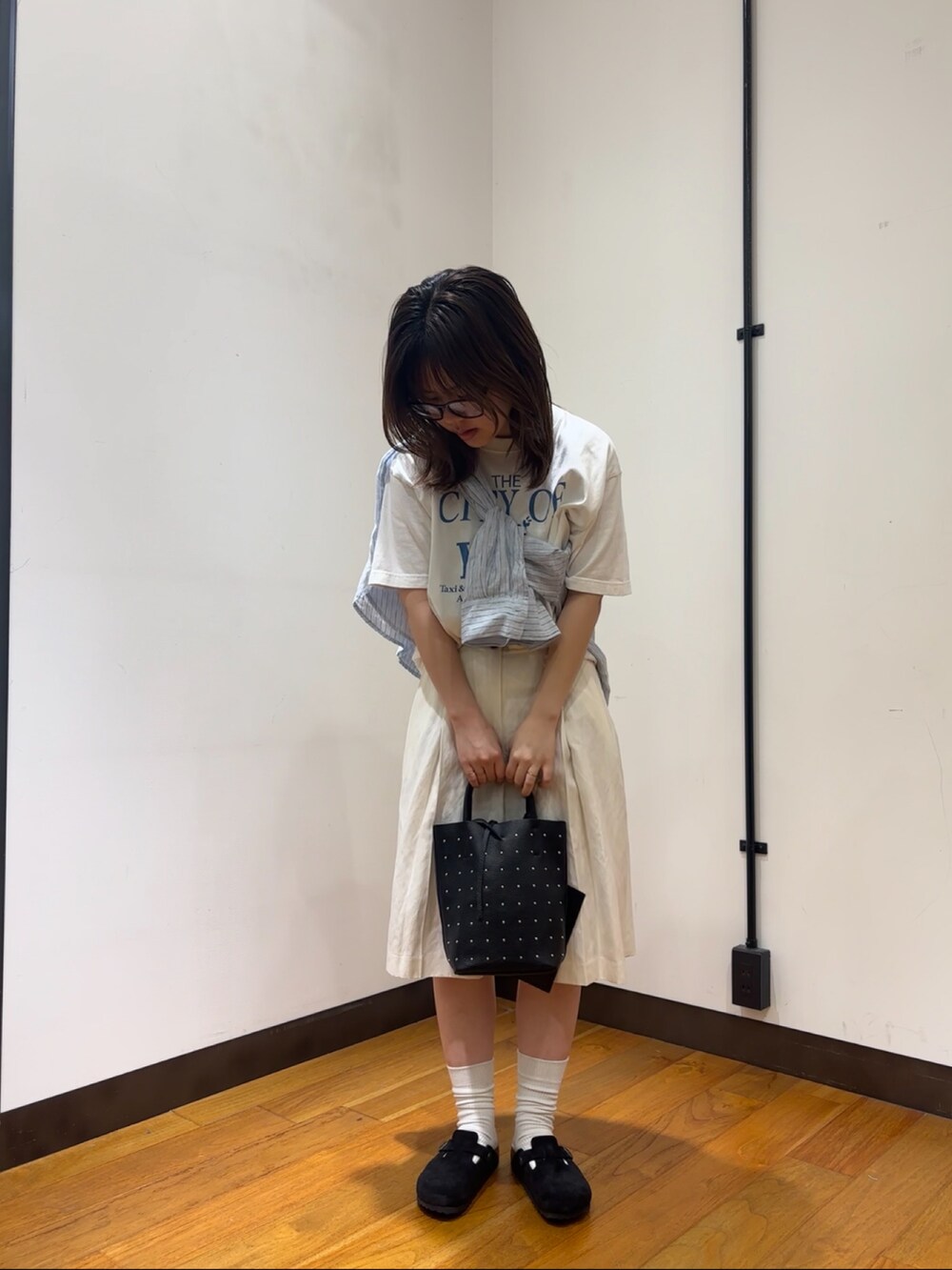 ブルー系のシャツ/ブラウス、ブルー系のTシャツ/カットソー、ブラック系のサンダルを着用したレディースの春コーディネートの5枚目の写真