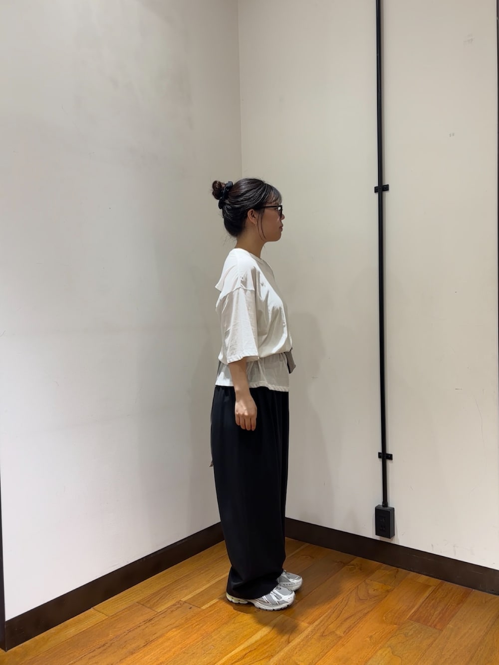ホワイト系のTシャツ/カットソー、ホワイト系のボディバッグ/ウエストポーチ、ブラック系のその他パンツを着用したレディースの夏コーディネートの2枚目の写真