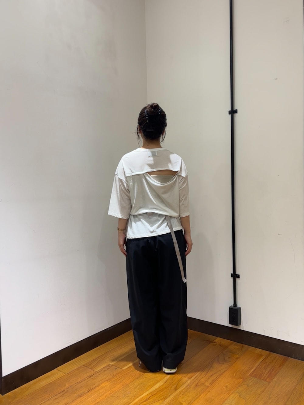 ホワイト系のTシャツ/カットソー、ホワイト系のボディバッグ/ウエストポーチ、ブラック系のその他パンツを着用したレディースの夏コーディネートの3枚目の写真