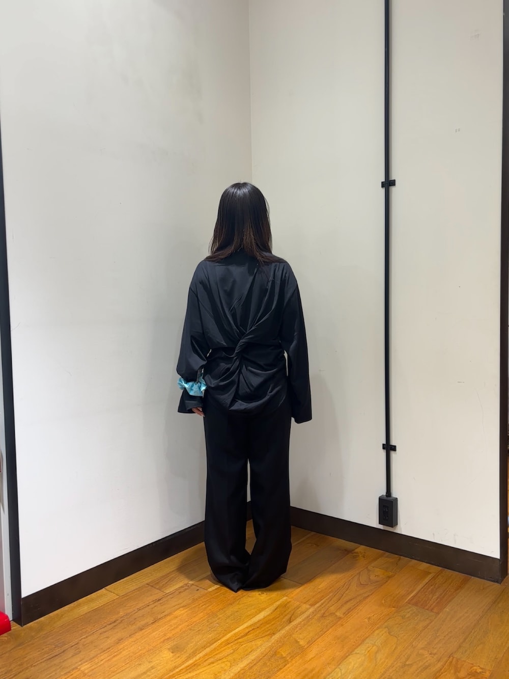 ブラック系のTシャツ/カットソー、ブラック系のその他パンツ、ブラック系のローファーを着用したレディースの夏コーディネートの3枚目の写真
