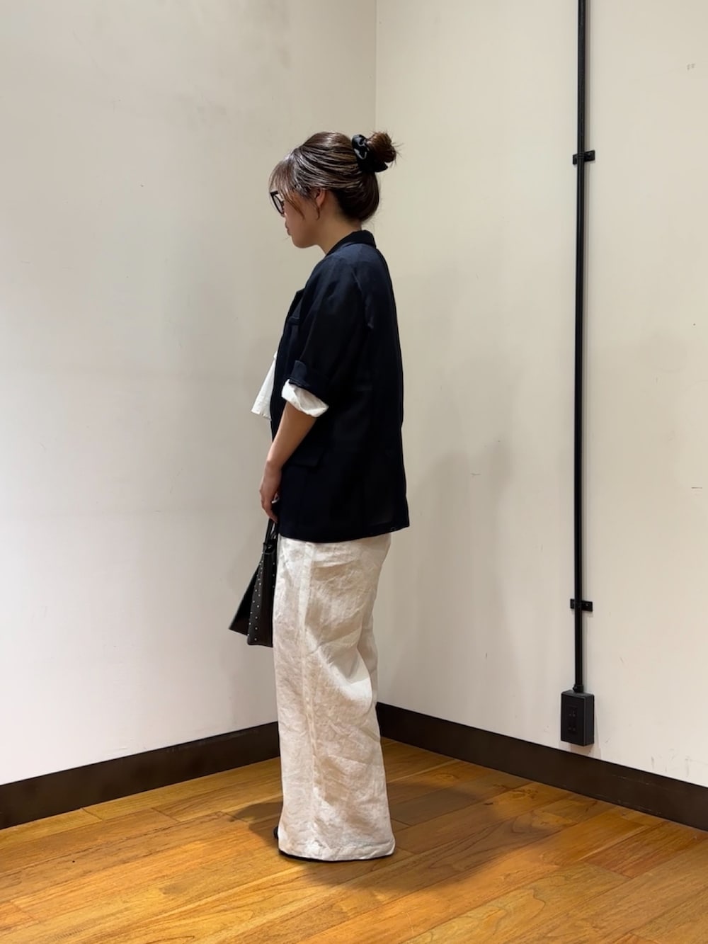 ホワイト系のTシャツ/カットソー、ブルー系のその他アウター、ホワイト系のその他パンツを着用したレディースの春コーディネートの5枚目の写真