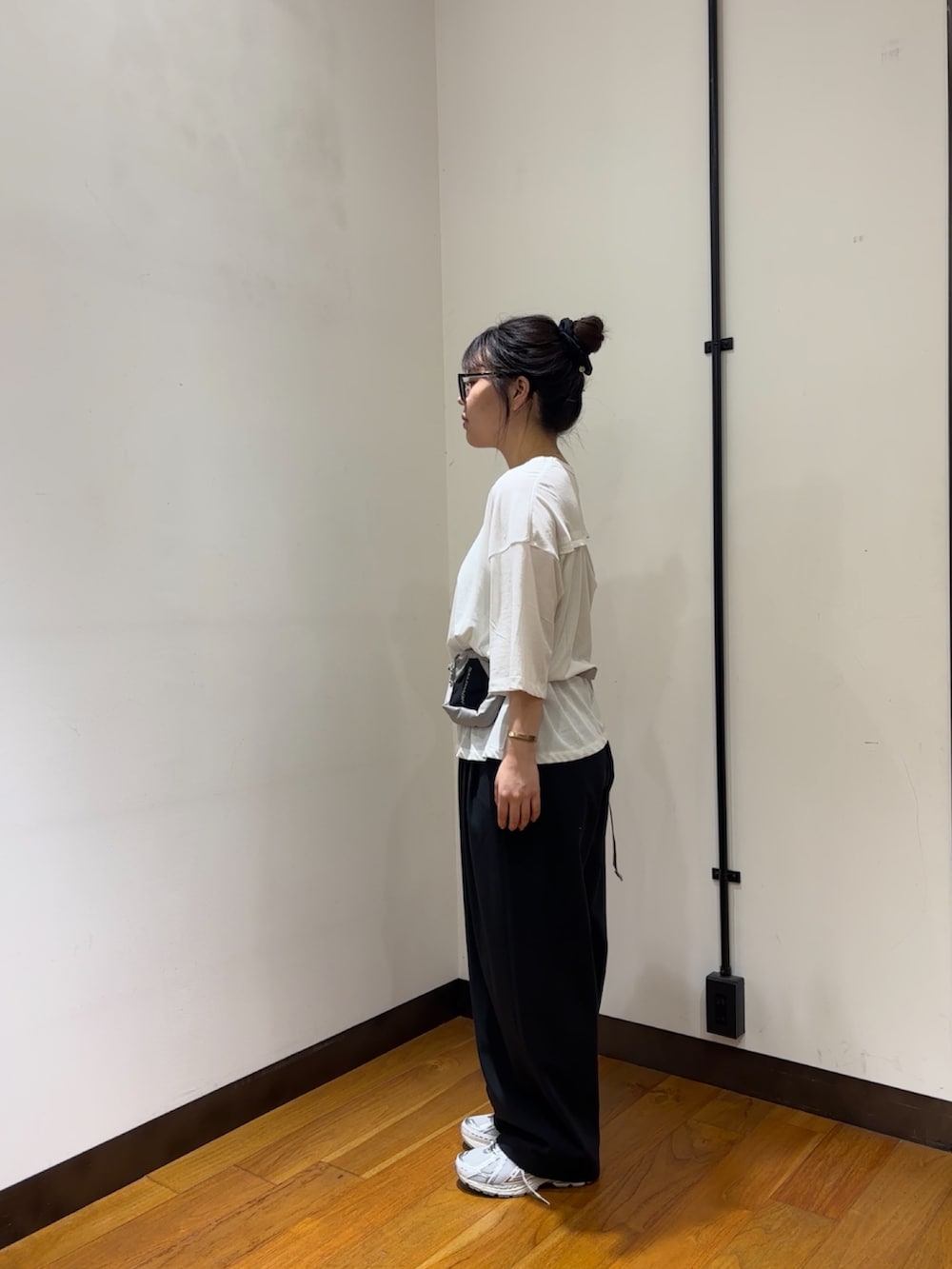 ホワイト系のTシャツ/カットソー、ホワイト系のボディバッグ/ウエストポーチ、ブラック系のその他パンツを着用したレディースの夏コーディネートの4枚目の写真