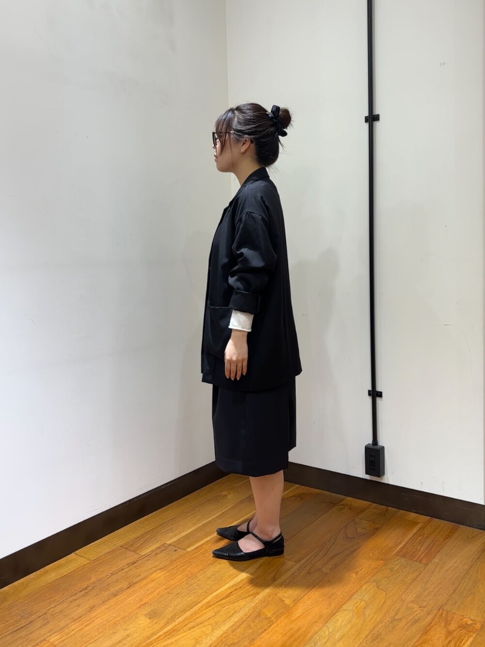ブラック系のキャミソール、ブラック系のその他アウター、ホワイト系のTシャツ/カットソーを着用したレディースの夏コーディネートの4枚目の写真