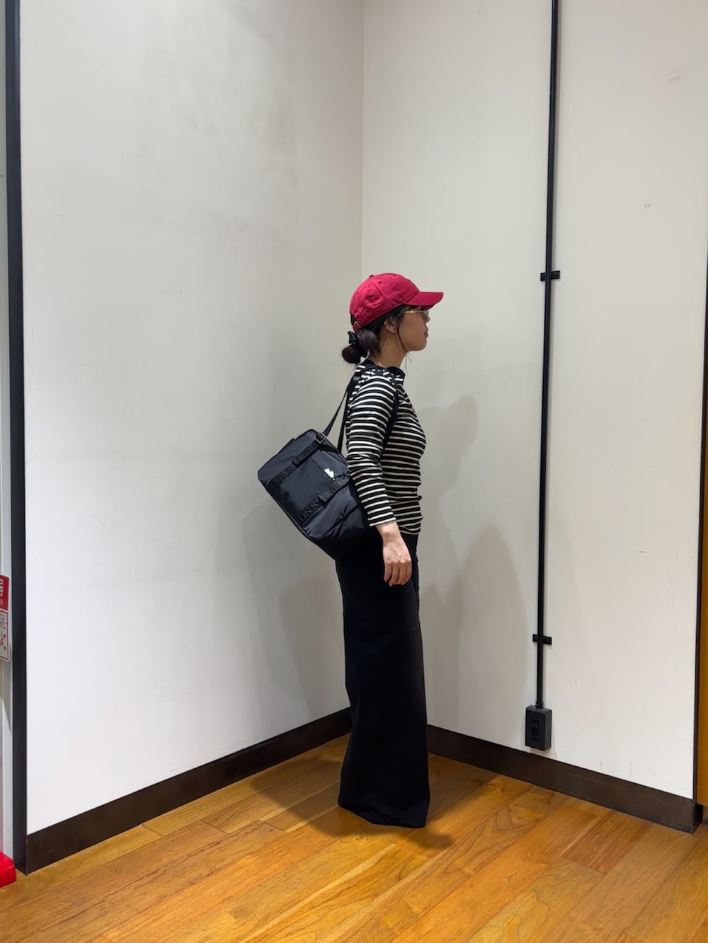 ブラック系のTシャツ/カットソー、ブラック系のデニムパンツ、ブラック系のローファーを着用したレディースの夏コーディネートの3枚目の写真