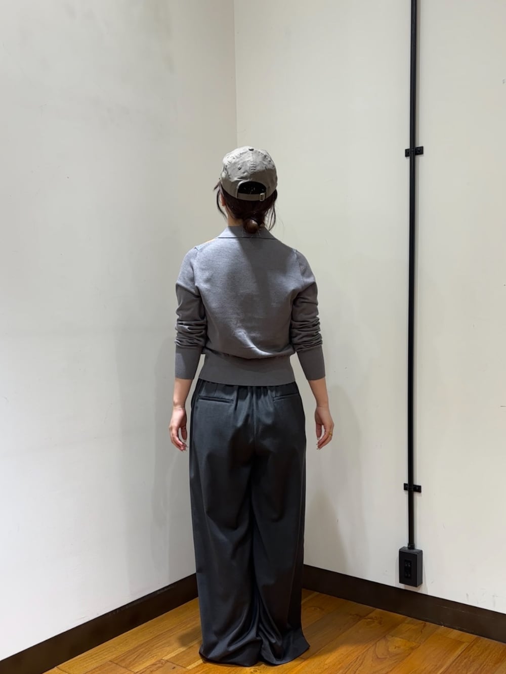 グレー系のカーディガン/ボレロ、グレー系のその他パンツ、ブラック系のローファーを着用したレディースの秋コーディネートの3枚目の写真