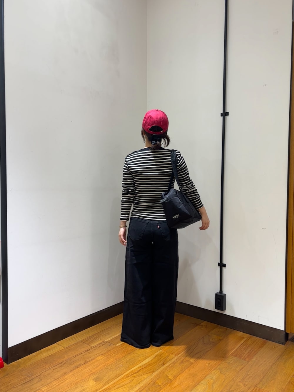 ブラック系のTシャツ/カットソー、ブラック系のデニムパンツ、ブラック系のローファーを着用したレディースの夏コーディネートの4枚目の写真